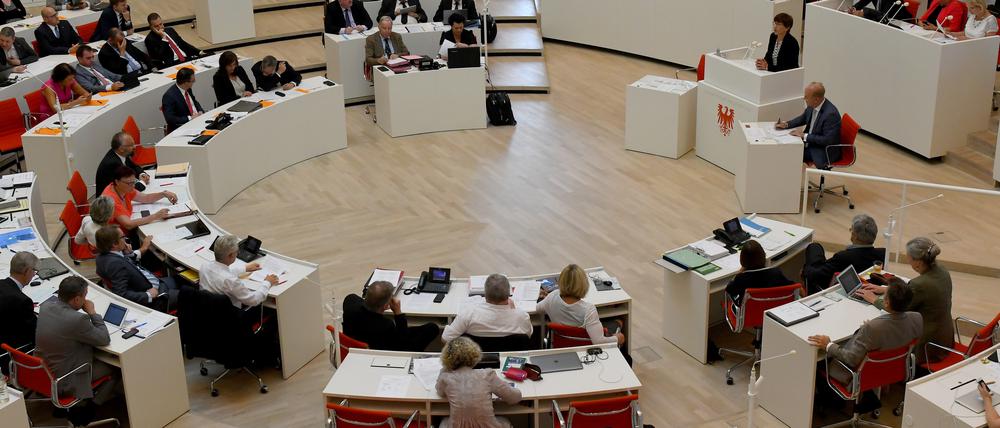 Der Landtag Brandenburg beschloss ein Gesetz, wonach die 34.000 Beamten künftig mehr Geld bekommen.