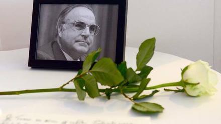 Auf dem Landesparteitag der CDU Berlin lag ein Kondolenzbuch für Helmut Kohl aus. Auch in Potsdam wird des verstorbenen Kanzlers nun gedacht.
