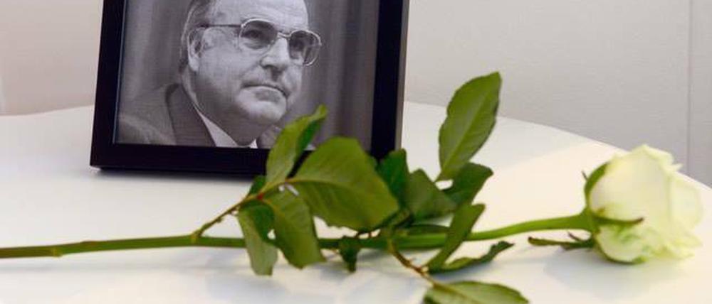 Auf dem Landesparteitag der CDU Berlin lag ein Kondolenzbuch für Helmut Kohl aus. Auch in Potsdam wird des verstorbenen Kanzlers nun gedacht.