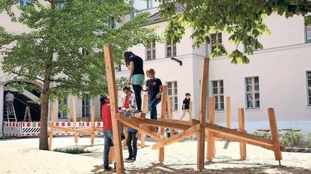 Gut angenommen. Das neue Klettergerüst auf dem sanierten Schulhof.