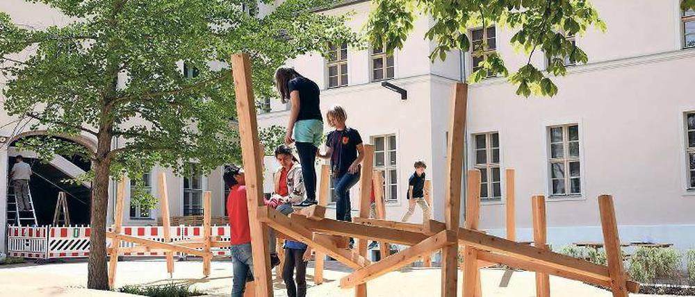 Gut angenommen. Das neue Klettergerüst auf dem sanierten Schulhof.