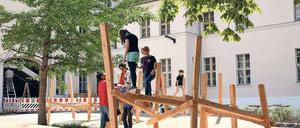 Gut angenommen. Das neue Klettergerüst auf dem sanierten Schulhof.