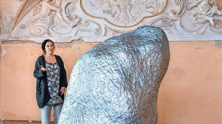 Zu schwer. Das Kunstwerk „Too Heavy“ von Elmgreen &amp; Dragset.