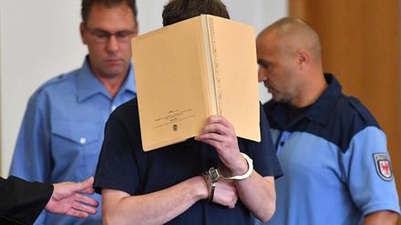 Der Bundesgerichtshof verhandelt heute über den Kindermörder Silvio S., hier ist er beim Prozess im Juli 2016 am Landgericht Potsdam zu sehen.