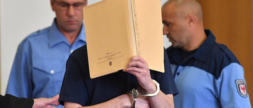 Der Bundesgerichtshof verhandelt heute über den Kindermörder Silvio S., hier ist er beim Prozess im Juli 2016 am Landgericht Potsdam zu sehen.