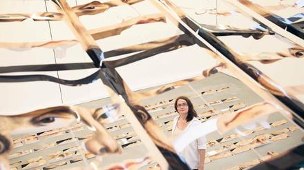 Wer rettet Luther vor seinen Huldigern? Das war die Frage, die für die Berliner Künstlerin Susanne Pomrehn den Anstoß für ihre aktuelle Arbeit im Kunsthaus gab. Mit den in mühevoller Kleinarbeit aufgehängten Bildausschnitten will sie zeigen: Wir kennen immer nur Fragmente unserer Ikonen.