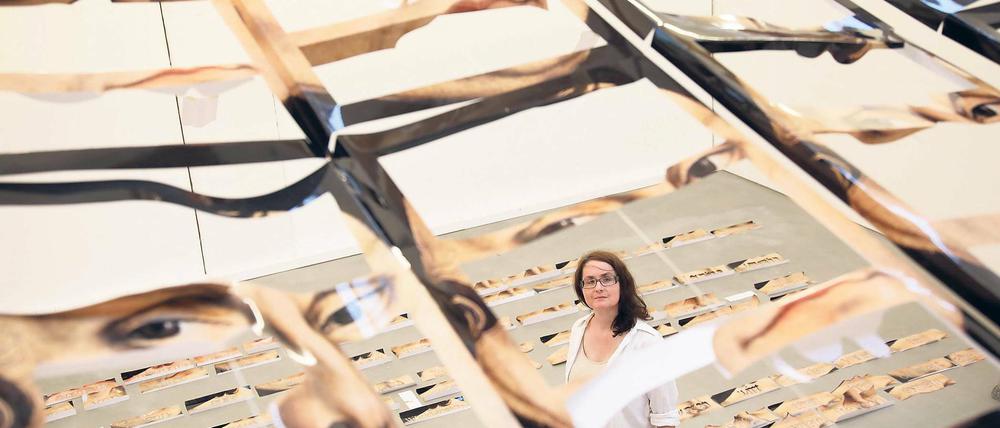 Wer rettet Luther vor seinen Huldigern? Das war die Frage, die für die Berliner Künstlerin Susanne Pomrehn den Anstoß für ihre aktuelle Arbeit im Kunsthaus gab. Mit den in mühevoller Kleinarbeit aufgehängten Bildausschnitten will sie zeigen: Wir kennen immer nur Fragmente unserer Ikonen.