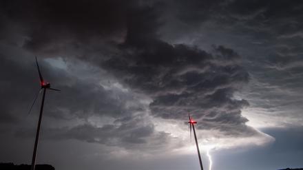 In der vergangenen Woche zogen Gewitter und Stürme über Brandenburg, hier aufgenommen in Sieversdorf (Oder-Spree). Ab Mittwoch soll es wieder ungemütlich werden.