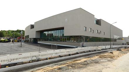 "Antiurbanes, seelenloses Erscheinungsbild eines Bau- oder Großmarktes“: Potsdams neues Sport- und Freizeitbad blu kann den Architekturkritiker Carsten Sauerbrei nicht überzeugen.