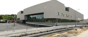 "Antiurbanes, seelenloses Erscheinungsbild eines Bau- oder Großmarktes“: Potsdams neues Sport- und Freizeitbad blu kann den Architekturkritiker Carsten Sauerbrei nicht überzeugen.