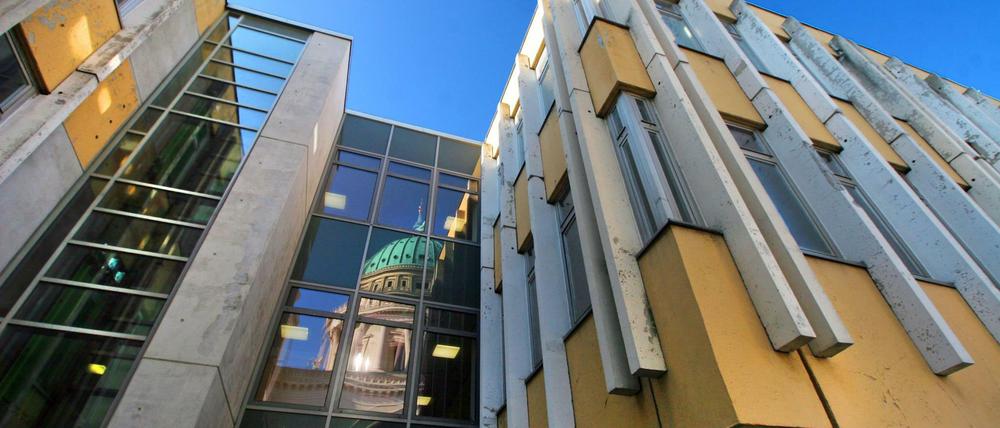 Das Gebäude der FH Potsdam am Alten Markt soll im Herbst 2017 abgerissen werden. Für das Areal gibt es 220 Interessensbekundungen.