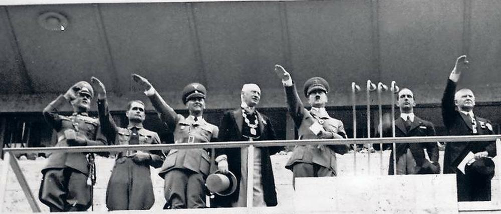 Hitlers Stellvertreter. Rudolf Heß (zweiter von links) 1936 bei der Eröffnung der Olympischen Spiele in Berlin.