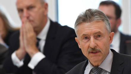 Brandenburgs Innenminister Karl-Heinz Schröter (SPD) verteidigt den Gesetzentwurf zur Kreisreform im Landtag.
