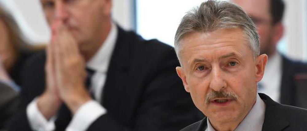 Brandenburgs Innenminister Karl-Heinz Schröter (SPD) verteidigt den Gesetzentwurf zur Kreisreform im Landtag.