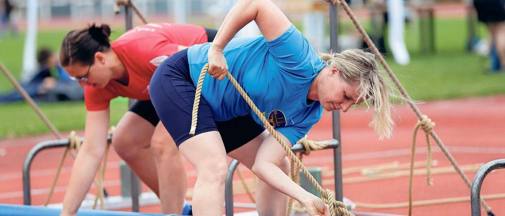 Geschicklichkeit und Schnelligkeit sind gefragt. Beim Seesportmehrkampf müssen insgesamt vier Einzeldisziplinen bewältigt werden. Darunter die Knotenbahn. Zusätzlich gibt es den Geländelauf, das Schwimmen sowie das Wurfleinewerfen. Den Abschluss bildet ein Wettbewerb im Rudern mit der Mannschaft.