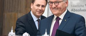 Jugend im Zentrum. Frank-Walter Steinmeier traf bei seinem Besuch in der Gedenkstätte Lindenstraße (u.l.) auch Schüler aus Bogota (gr. Bild). Vom Präsidenten der Uni Potsdam, Oliver Günther, erhielt er ein Modell des Neuen Palais (o.l.).