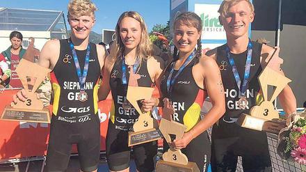 Erfolgreich. Die Potsdamer Jan Siepmann (l.) und Moritz Horn (r.) gehörten zum bronzenen Triathlon-Quartett.
