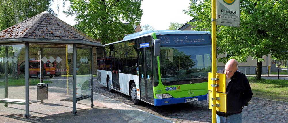 Optisch sind die meisten Fahrzeuge von Regiobus bereits auf das neue Design abgestimmt, so wie hier in Kemnitz bei Werder.