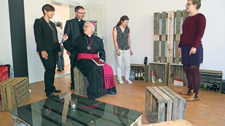Hipper Bischof. Die Möbel in ihrem Raum des neuen Zentrums in der Hegelallee haben die Studenten der Hochschulgemeinde KSG aus Paletten und Obstkisten selbst gezimmert. Dem Berliner Erzbischof Heiner Koch gefällt’s.