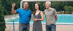Durchgerechnet. Die Planer des Solarprojekts sind Freibadgeschäftsführer Markus Schmidt (l.), Projektleiterin Paula Koch und ihr Vater, Eberhard Koch, Physiker aus Kleinmachnow, der das Vorhaben auch unterstützt.