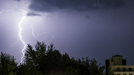 Laut einer Prognose des Deutschen Wetterdienstes können Unwetter noch bis in die Nacht auftreten.