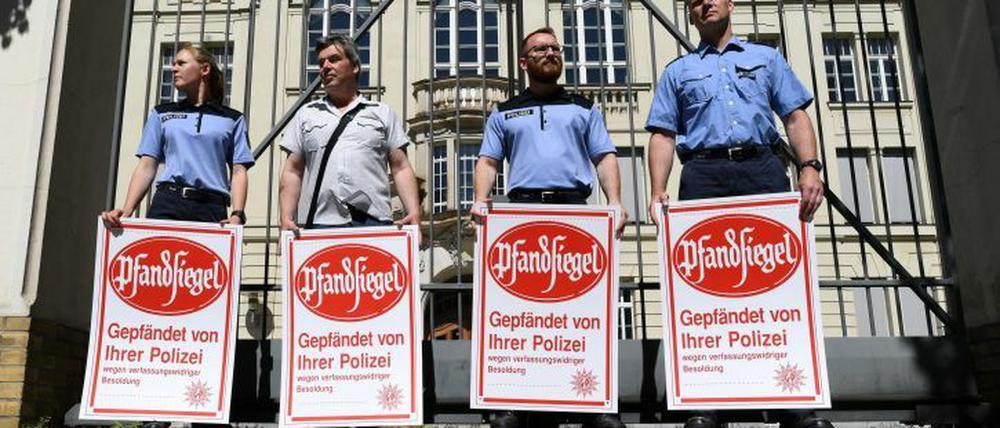 Mit symbolischen Pfandsiegeln hat die Gewerkschaft der Polizei Anfang Juni an der Pforte der Brandenburger Staatskanzlei in Potsdam eine Nachzahlung der Mindestbesoldung gefordert.