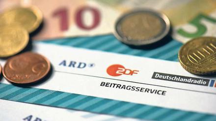 Öffentlich-rechtlicher Obolus. Aktuell beträgt der Beitrag 17,50 Euro pro Haushalt im Monat. Auf diese Höhe ist er bis 2020 festgelegt, danach könnte er steigen.