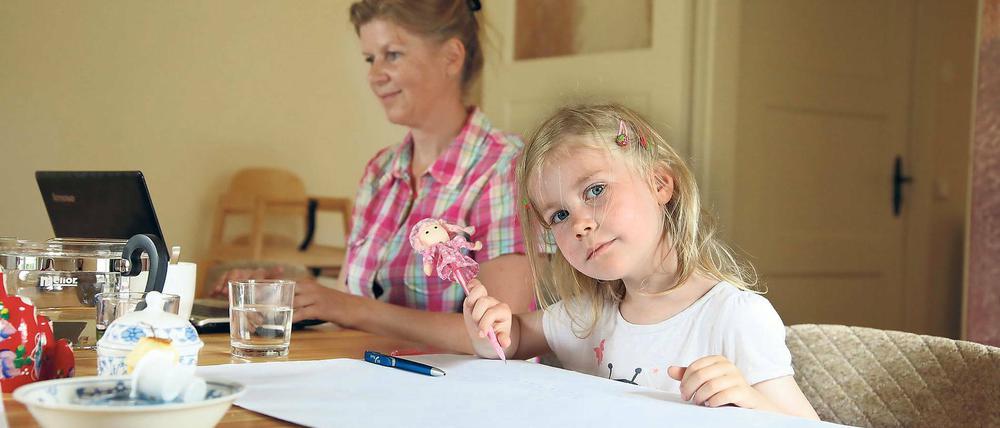 Kind und Karriere. Die Freiberuflerin Grit Hübener beantwortet E-Mails, Hanna-Lene malt. Menschen mit flexiblen Arbeitsmodellen will das Eltern-Kind-Büro mehr Vereinbarkeit von Beruf und Familie ermöglichen.