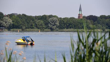 Geht es nach den Grünen, könnte Hermannswerder von West-Potsdam aus bald mit einer Solarfähre erreicht werden.