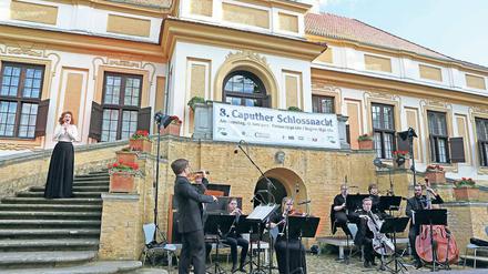 Würdige Kulisse. Die Musiken finden direkt an der Freitreppe des Schlosses statt, die in das Geschehen eingebunden wurde. Die Künstler kamen von der Leipziger Hochschule für Musik und Theater Felix Mendelssohn-Bartholdy. Sie brachten auch die Bühnentechnik mit.