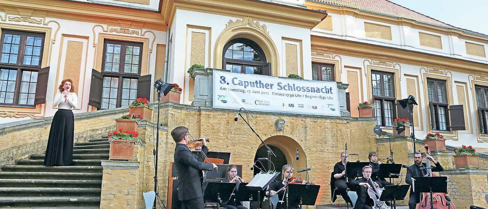Würdige Kulisse. Die Musiken finden direkt an der Freitreppe des Schlosses statt, die in das Geschehen eingebunden wurde. Die Künstler kamen von der Leipziger Hochschule für Musik und Theater Felix Mendelssohn-Bartholdy. Sie brachten auch die Bühnentechnik mit.