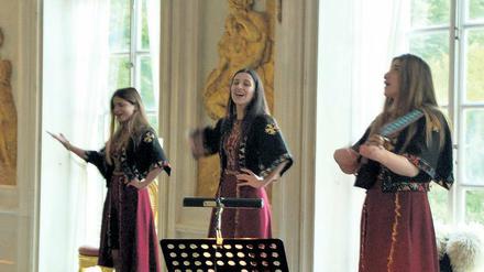 Folkloristisch. Das Trio Mandili im Ovidsaal der Neuen Kammern.