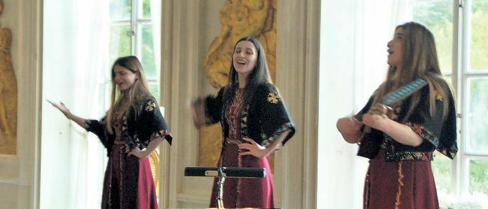Folkloristisch. Das Trio Mandili im Ovidsaal der Neuen Kammern.
