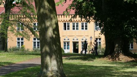 Sänger und Sängerinnen der Leipziger Musikhochschule musizieren vor dem Schloss Caputh am Samstag.