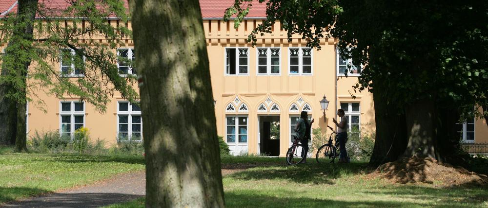 Sänger und Sängerinnen der Leipziger Musikhochschule musizieren vor dem Schloss Caputh am Samstag.