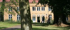 Sänger und Sängerinnen der Leipziger Musikhochschule musizieren vor dem Schloss Caputh am Samstag.