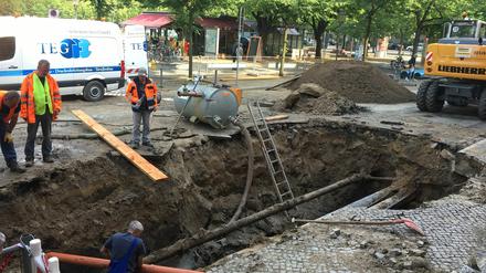 Anfang Juni ist ein Trinkwasserrohr in der Straße Am Bassin gebrochen. Die Arbeiten dauern länger an als geplant.