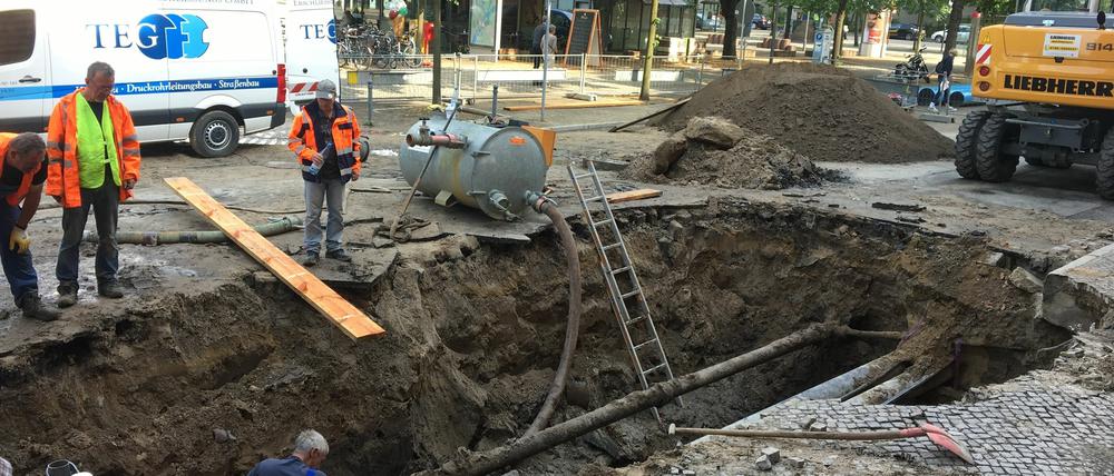 Anfang Juni ist ein Trinkwasserrohr in der Straße Am Bassin gebrochen. Die Arbeiten dauern länger an als geplant.