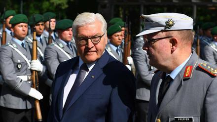 Bundespräsident Frank-Walter Steinmeier bei seinem Antrittsbesuch im Einsatzführungskommando der Bundeswehr in Geltow.