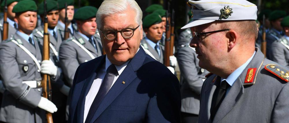 Bundespräsident Frank-Walter Steinmeier bei seinem Antrittsbesuch im Einsatzführungskommando der Bundeswehr in Geltow.