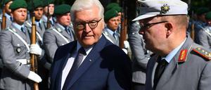 Bundespräsident Frank-Walter Steinmeier bei seinem Antrittsbesuch im Einsatzführungskommando der Bundeswehr in Geltow.