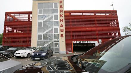 Das Parkhaus am Bahnhof Werder (Havel) soll im Sommer komplett saniert werden.