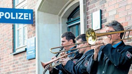 Unverzichtbar? Musiker von Brandenburgs Polizeiorchester bei der Eröffnung eines neuen Polizeireviers in Frankfurt (Oder). Auch bei Terminen der Präventionsarbeit wird gelegentlich aufgespielt.