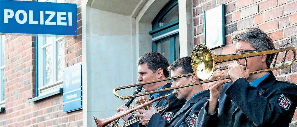Unverzichtbar? Musiker von Brandenburgs Polizeiorchester bei der Eröffnung eines neuen Polizeireviers in Frankfurt (Oder). Auch bei Terminen der Präventionsarbeit wird gelegentlich aufgespielt.