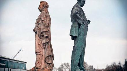 Staatskunst von gestern. Stalin und Zapotocky (o.) werden ebenso wie Lenin (u.l.) und seine Mitstreiter versteigert.