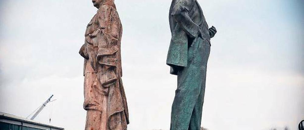 Staatskunst von gestern. Stalin und Zapotocky (o.) werden ebenso wie Lenin (u.l.) und seine Mitstreiter versteigert.