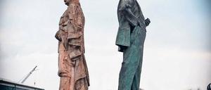 Staatskunst von gestern. Stalin und Zapotocky (o.) werden ebenso wie Lenin (u.l.) und seine Mitstreiter versteigert.