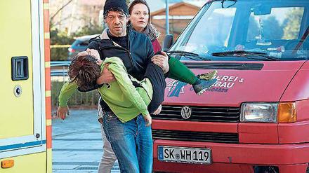 Notaufnahme: Frank Baumann (Carlo Ljubek) mit Hannes (Mikke Rasch)