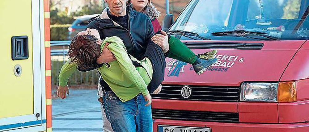 Notaufnahme: Frank Baumann (Carlo Ljubek) mit Hannes (Mikke Rasch)