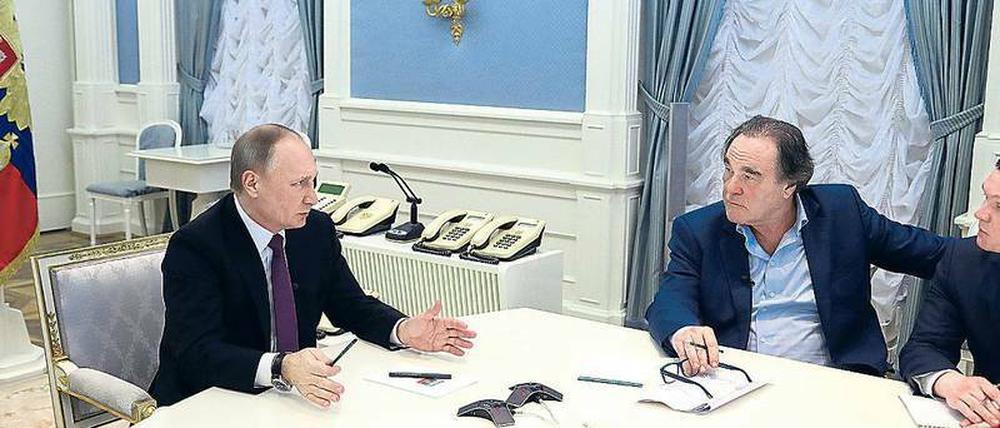 „Freuen Sie sich sich, mich wiederzusehen?“ Wladimir Putin (li.) und Oliver Stone haben sich über einen Zeitraum von fast zwei Jahren zu Interviews getroffen.